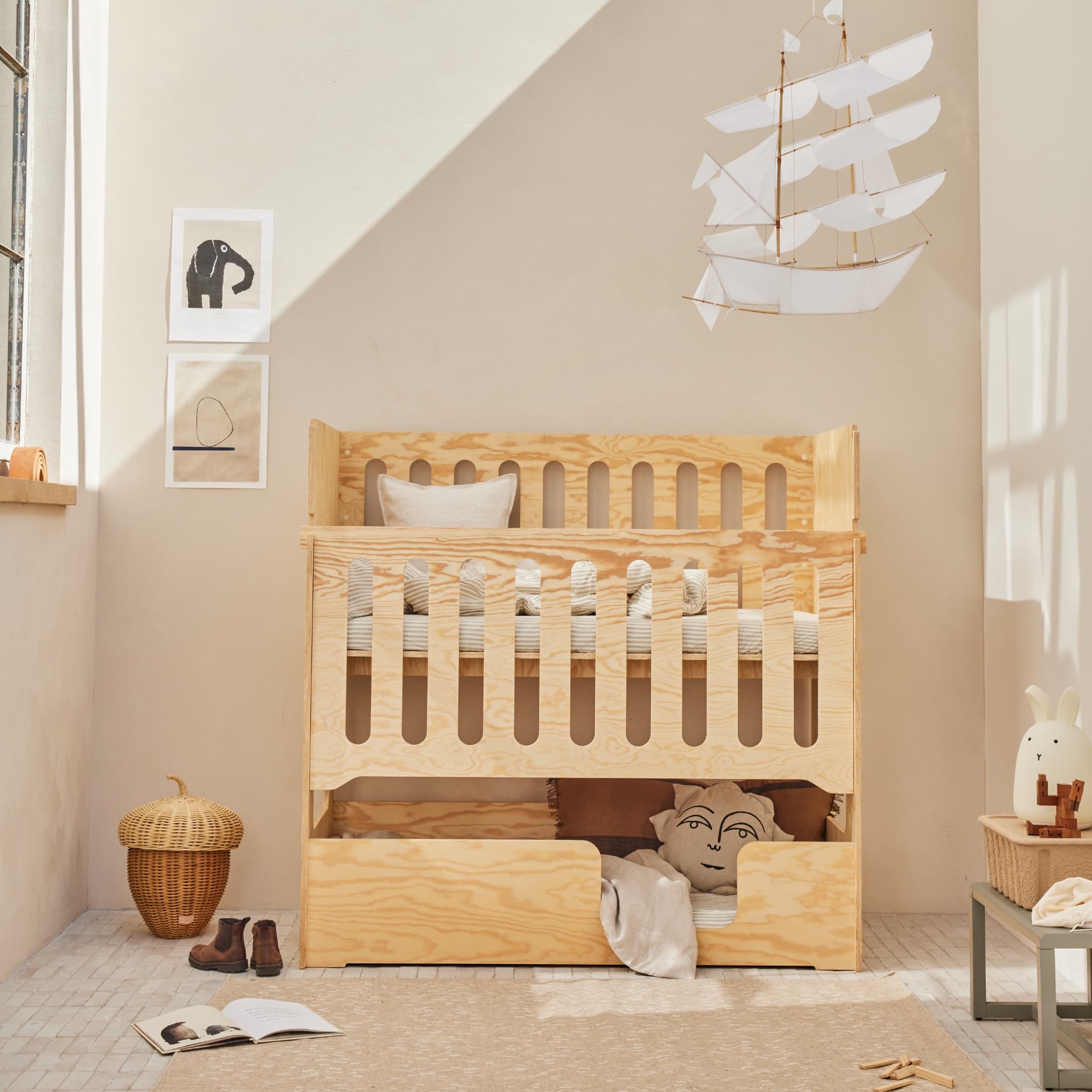 Kinderzimmer mit einem mitwachsenden Holzbett im Morgenlicht